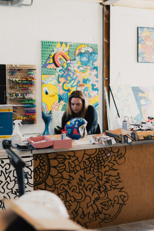 Depuis plus de quatorze ans, je peins et je sculpte. Mes tableaux et mes sculptures sont collectionnés en France et à l'étranger, exposés en galeries, dans des lieux d'exception et chez des particuliers qui cherchent une signature forte et reconnaissable. Chaque pièce que je crée porte une émotion, un instant, une présence. C'est ce que vous retrouvez en acquérant une œuvre LELOLUCE.